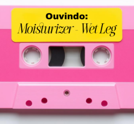 Uma fita cassette cor-de-rosa, escrito "Ouvindo: Wet Leg - Moisturizer"