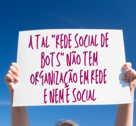 Pessoa segurando cartaz que diz "a tal 'rede social de bots' não tem organização em rede e nem é social'